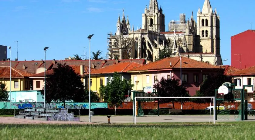 www Parques de la Catedral travel com Parking privado Gratis - Image 1