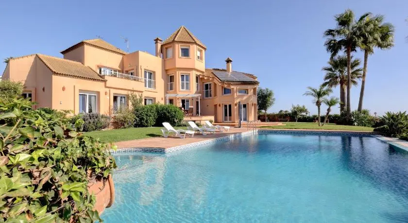 Villa \"Alcaidesa Vistas al Mar\" mit Meerblick, Pool & WLAN - Image 1