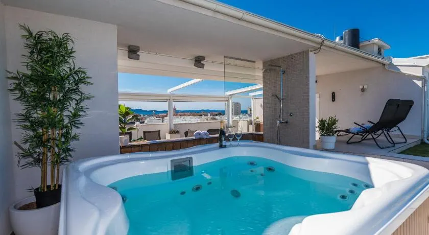 Penthouse with roof terrace with jacuzzi - Image 1