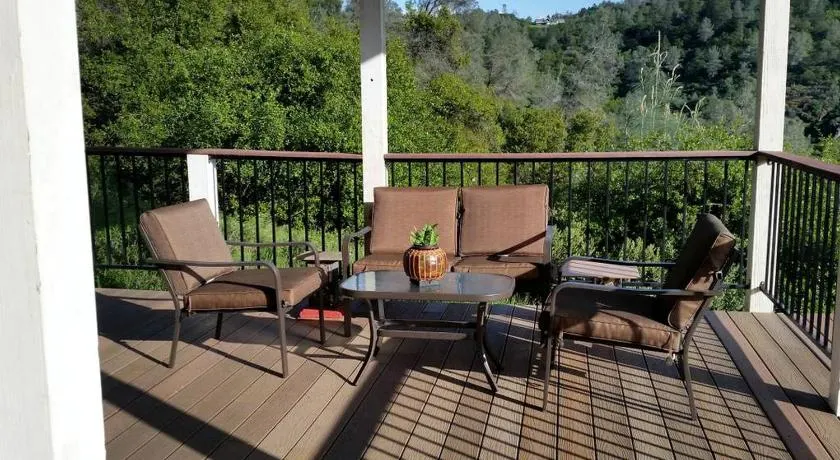 Comfortable Upper Floor Mountain Getaway in Penn Valley, California - Image 1