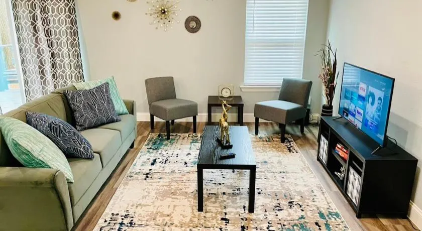 House 3 Bed, 2Bath, FREE Parking in The Woodlands - Image 1