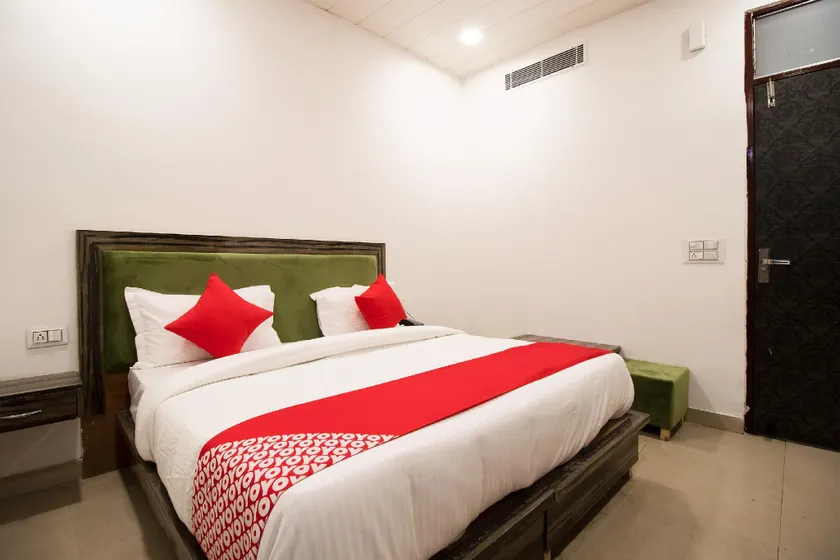 OYO Flagship 44094 Grand Inn Near Dashrath Puri Metro Station - Image 1