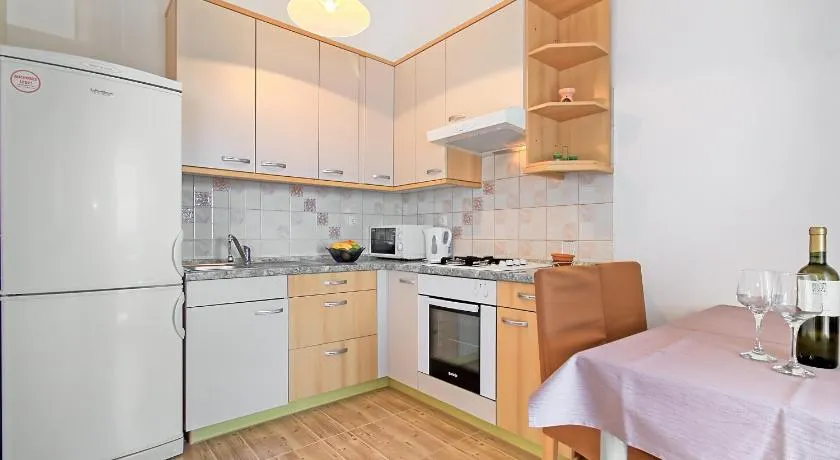 Lara Apartments - Image 1