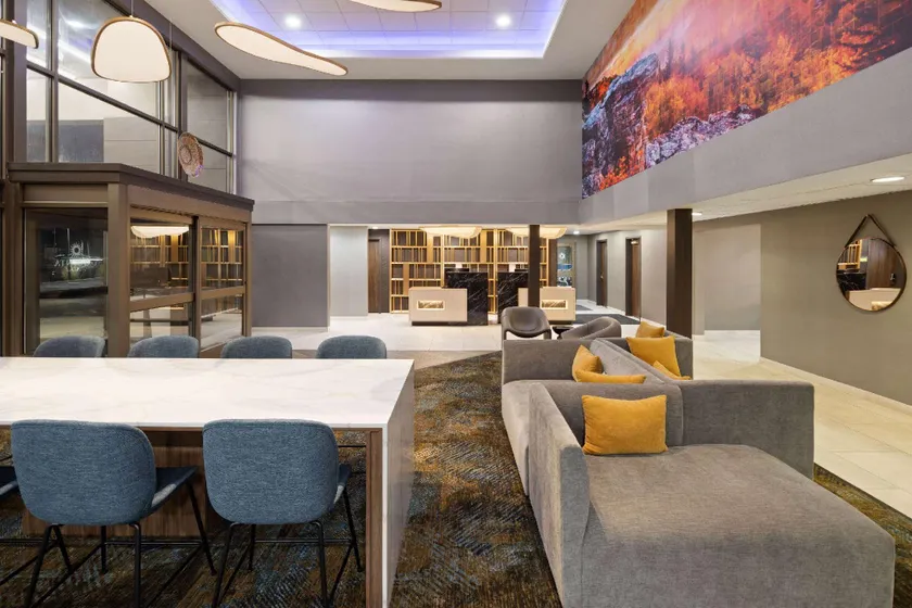 La Quinta Inn & Suites by Wyndham Yakima Downtown - Image 1