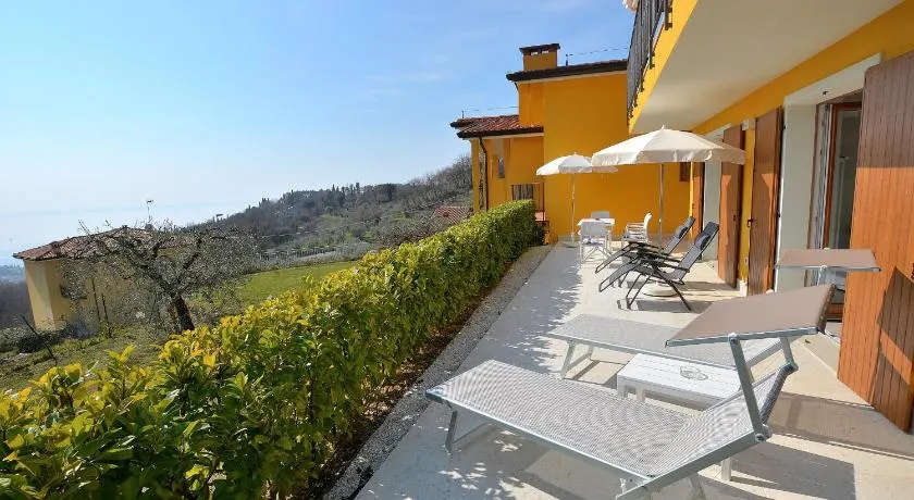 Red Apartment in Marciaga di Costermano - Image 1