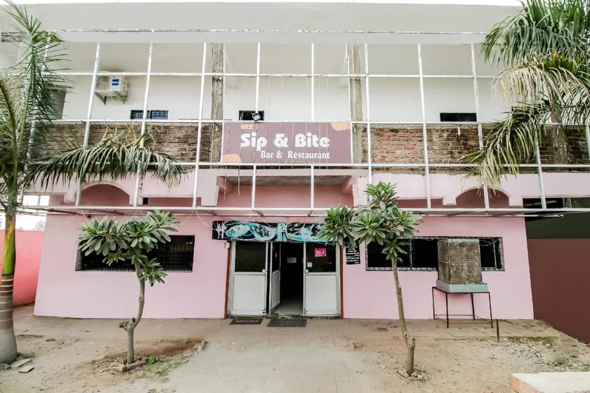 OYO 69410 Sip & Bite Restaurant N Lodging - Image 1