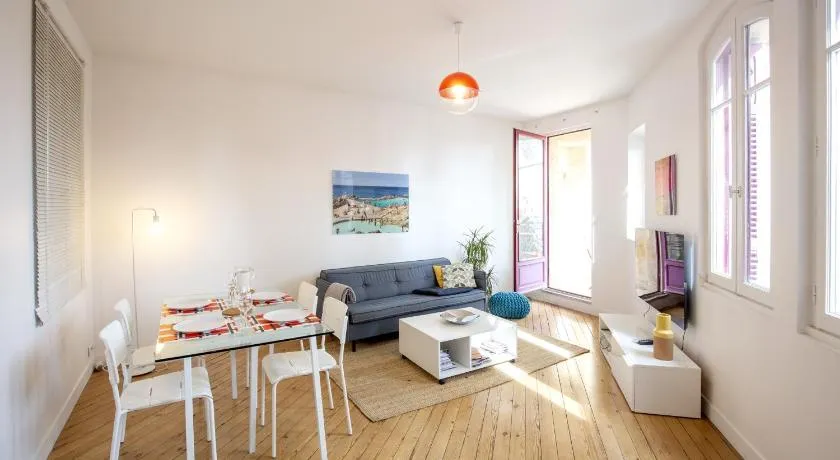 Place Saint Michel Apartment - Image 1