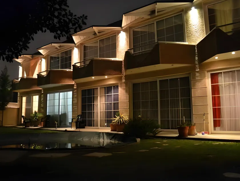 Aloha Apartments with pool - Image 1