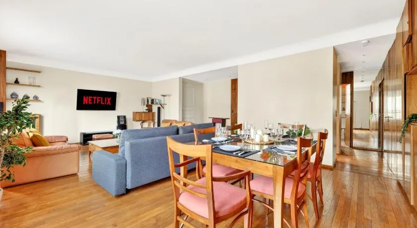 Quartier Arc de Triomphe 2 Bedroom Apartment with Netflix - Image 1