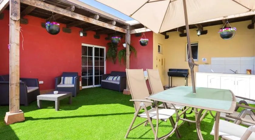 Charmante maison de vacances entièrement équipée avec terrasse, barbecue et jacuzzi | Vue ville | Idéale pour le télétravail - Image 1