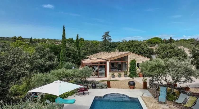 Mas provençal avec piscine à 10 minutes à pieds du village de Gordes - Image 1