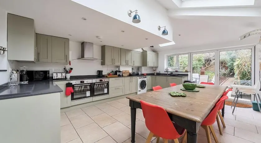 Renovated 3BR Garden Home - Central Oxford - Pass the Keys - Image 1