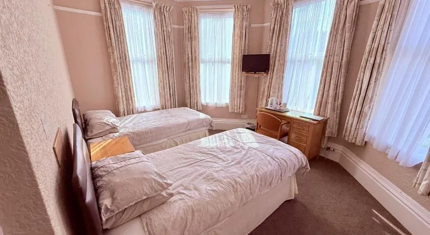 Hylands Hotel Spacious & Bright Triple Room with Ensuite Bathroom and Free Parking - Image 1