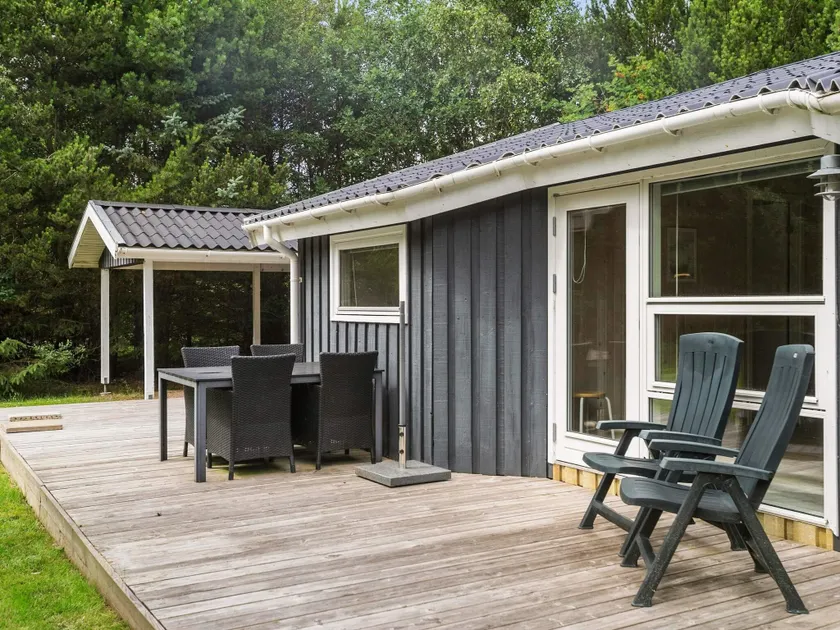 Holiday home with spacious garden - Image 1