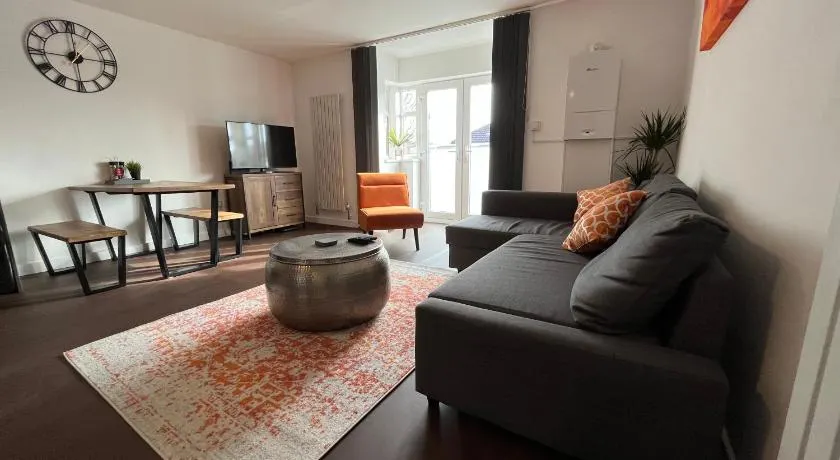 Stylish 2 Bed Riverside Flat, Single or Kingsize beds, Free Parking - Image 1