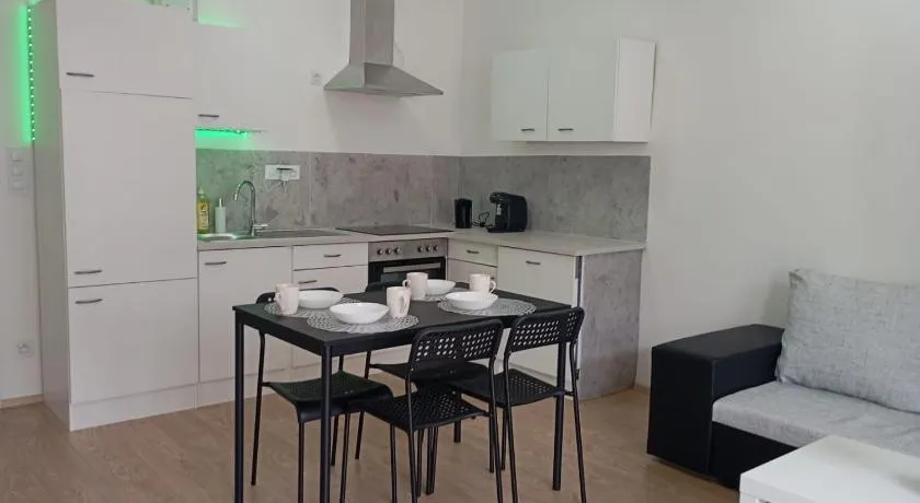Klimatizovaný apartmán s terasou, soukromé parkování - Image 1