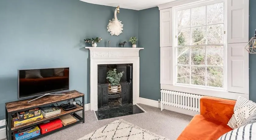 Beautiful Central 2 Bed Flat - Image 1