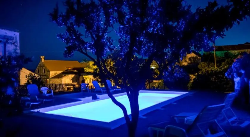 Feriehus nær havet og strande med OPVARMET POOL & BBQ - Image 1