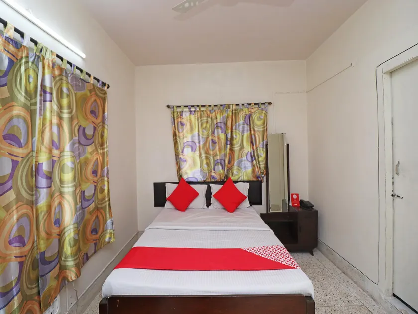 OYO 30177 Royal Calcutta Guest House - Image 1