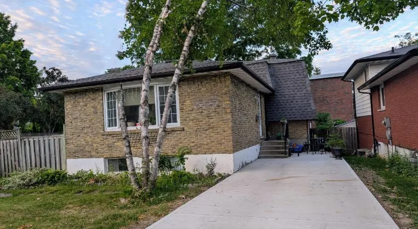 Cozy home away from home, close to hospital, college, and university with free parking - Image 1