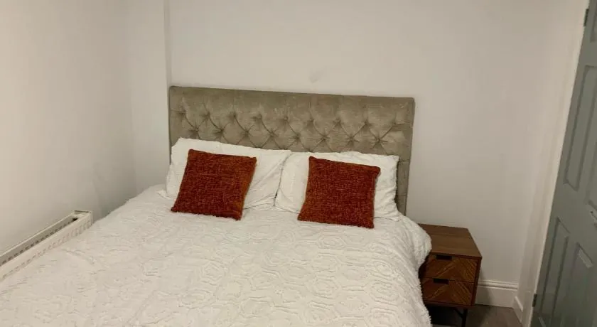 M4M Rooms- NG8 5NP Room 1 - Image 1