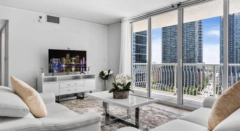 Modern 2/2 with Beautiful Ocean and Brickell Views - Image 1