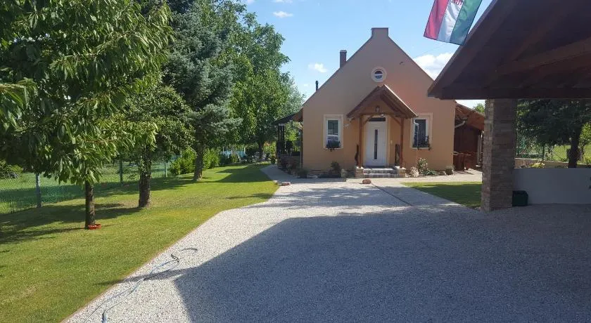 Gyöngyvirág Apartman - Image 1
