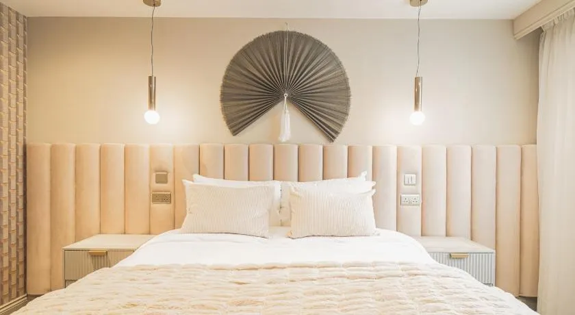 Howfield Hotel - Image 1