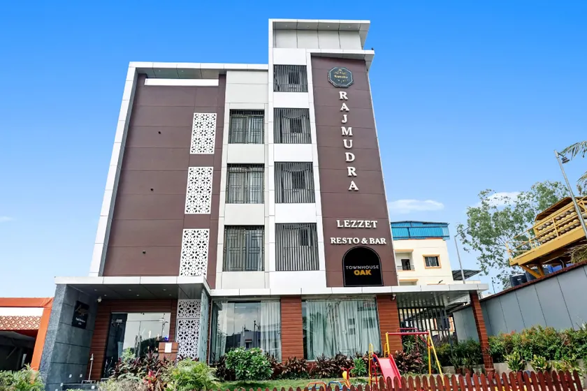 Super Townhouse OAK Hotel Rajmudra - Image 1