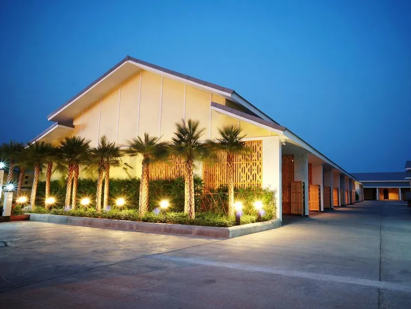Roses Huahin Hotel - Image 1
