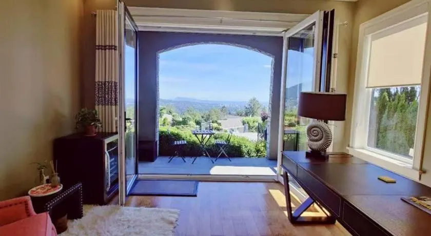 Stunning view in elegant 1 bedroom suite - Image 1