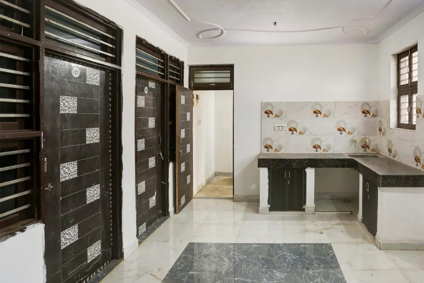 Hotel O JR GUEST HOUSE - Image 1