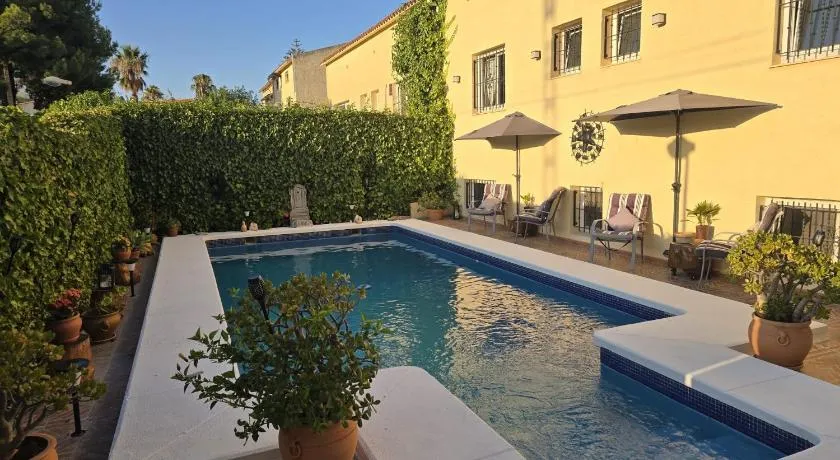 The Garden RA Floor Private Rooms, Pool, Garden Access - Image 1