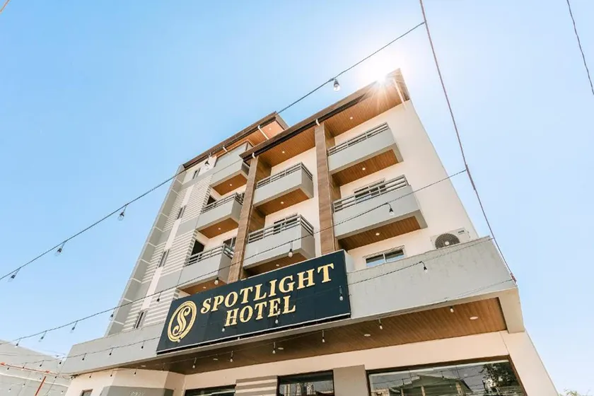 Spotlight Hotel near Hundred Islands Wharf - Image 1