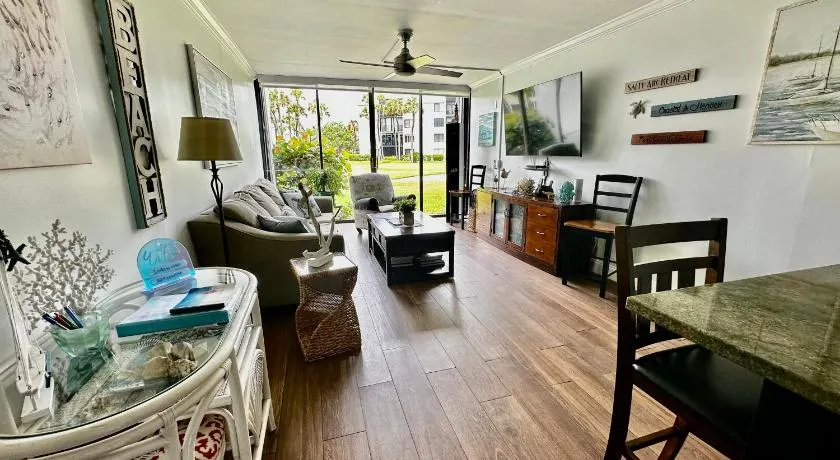 Excellent beach front community, golf course, tennis, sunny weather year round! - Image 1