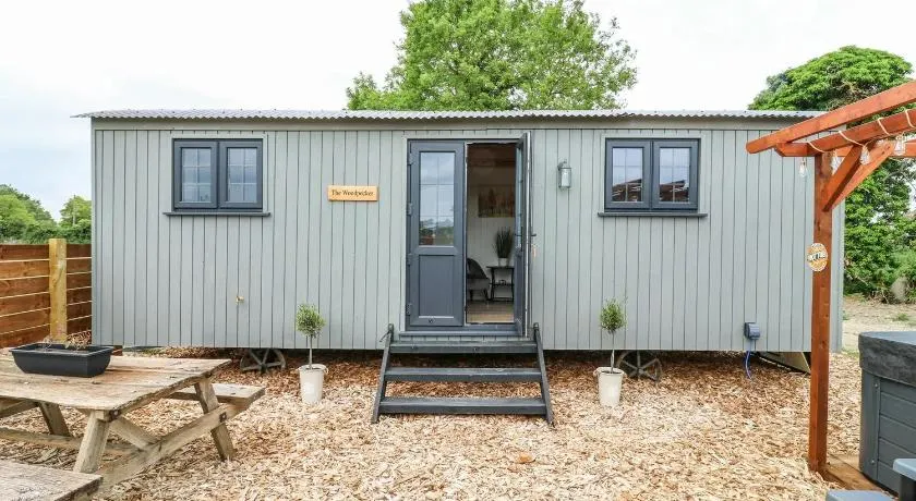 Luxury Shepherd Hut with Private Hot Tub - Image 1