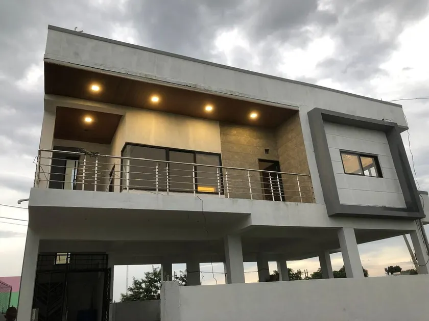 Cheerful 2 Bedroom Townhouse with village feel. - Image 1