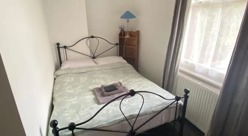 EGHAM LOVELY STUDIO SELF CONTAINED 2 mins station - Image 1