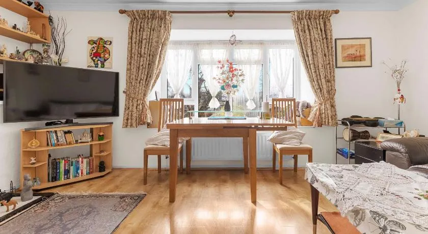 Cosy spacious room in beautiful Ealing - Image 1
