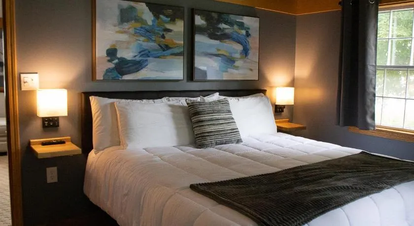 New England Inn & Lodge - Image 1