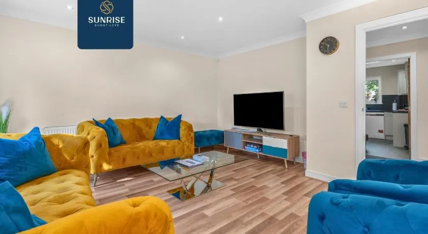 MUIRTON 1 - 4 Bed House, 4 Car Parking, 2 Baths, 5 Smart TVs, Fully Equipped, Large Dining and Living Space, Rear Garden, Free WiFi, by SUNRISE SHORT LETS DUNDEE - Image 1