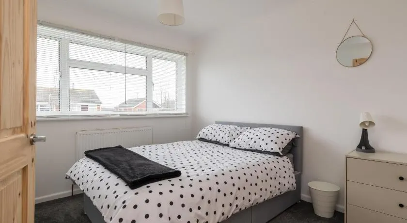 Cosy 3BR Home in Leighton Buzzard Parking Sleeps 5 Walk to Town & Train Near Rushmere Country Park & Leighton Buzzard Railway Perfect for Families & Work Stays - Image 1