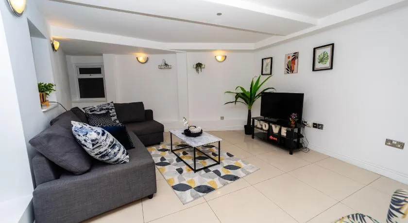 Spacious Flat with Patio & Parking in city centre - Image 1