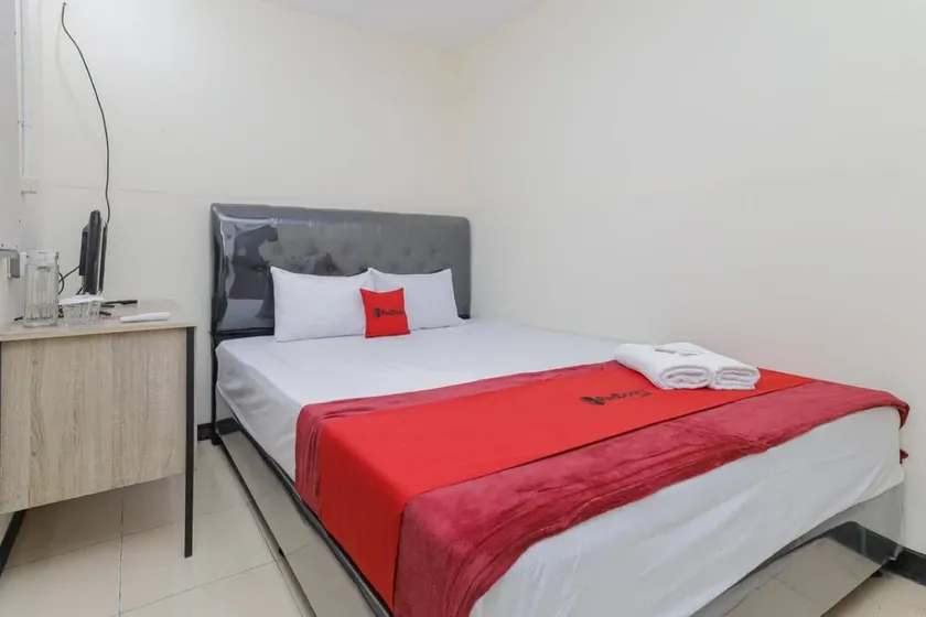 RedDoorz near RS Sari Asih Ciledug - Image 1