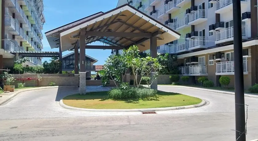 Stay & Fly at Amani Grand Resort Residences 3 Guests 5-Min Airport Pool Fast WiFi Netflix - Image 1