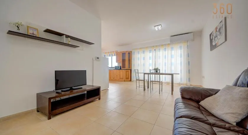 Cosy 2BR penthouse with private balcony by 360 Estates - Image 1