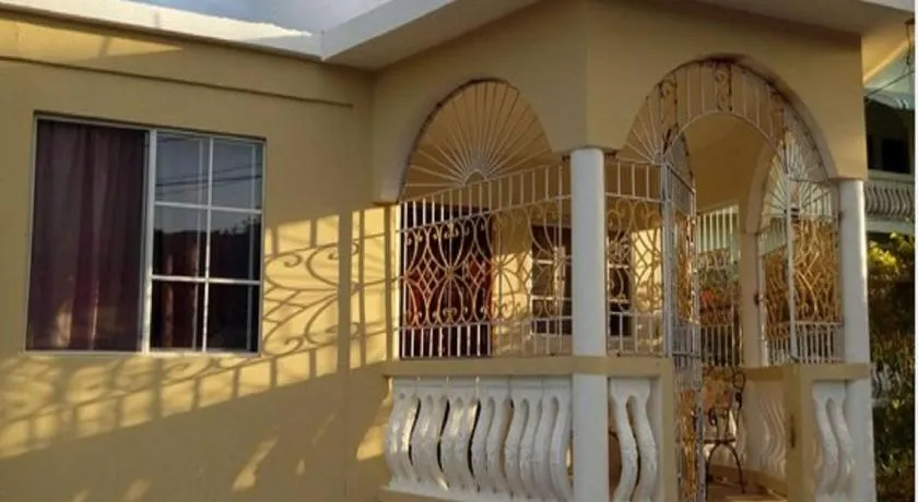 Room With Queen Size Bed - Image 1