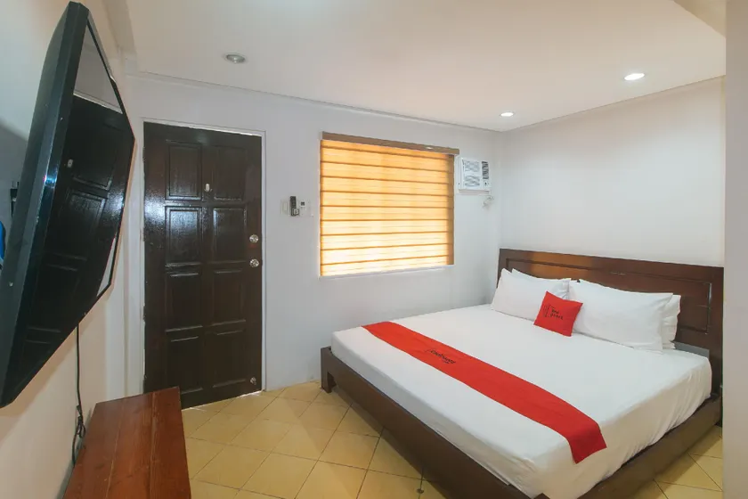 RedDoorz at Davids Travellers Inn Cavite - Image 1