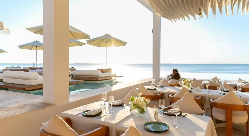 Le Saint Tropez - Image 1