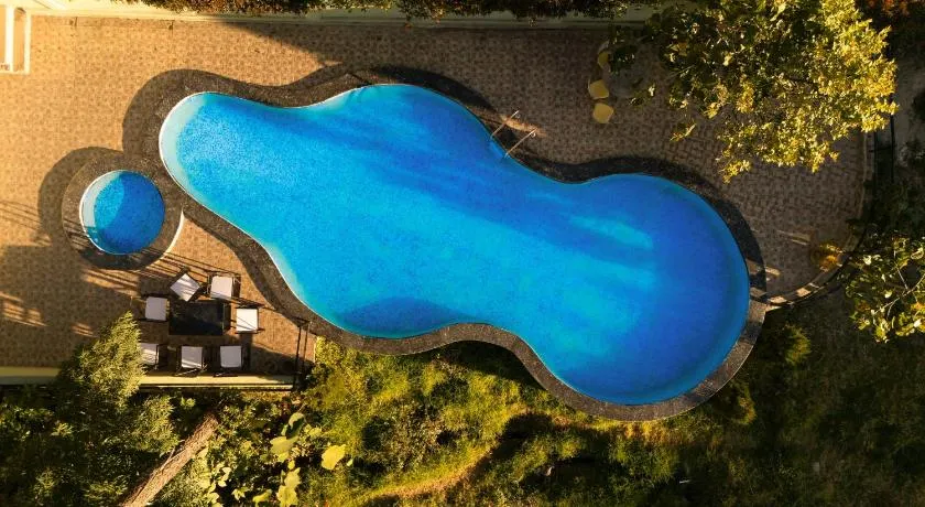 Paradise Hotel - Image 1